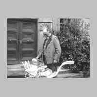 011-0073  Urgrossvater Gustav von Cornberg mit seinem Urenkel Wolf-Dietrich 1936 auf Gut Kuemmritz.jpg